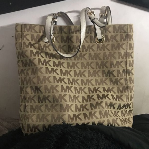 MK Purse - Picture 1 of 2